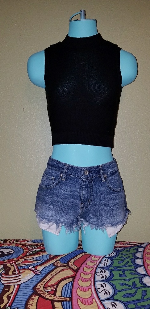 Black knitted crop top.